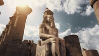 Universum History – Pharaonen-Statue zwischen den Säulen einer Ruine.
