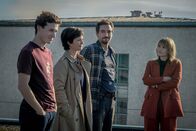 SOKO Linz – Soll Aleks (Damyan Andreev, l.) seinen Kollegen Joe (Katharina Stemberger, 2.v.l.), Ben (Daniel Gawlowski, 2.v.r.) und Nele (Anna Hausburg, r.) von seinem berauschten Wochenendtrip berichten, oder seine lückenhaften Erinnerungen lieber für sich behalten?