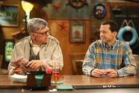 Two and a Half Men – Sid Olsen (Jon Cryer, l.) und Alan Harper (Jon Cryer, r.) unterhalten sich über Frauen ...