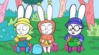 Simon – Trotz des schlechten Wetters wollen Simon (l.), Lou (M.) und Ferdinand (r.) nicht auf ihre Snacks verzichten. Doch bald wird der Regen so stark, dass die Lehrerin die Kinder zurück in den Bus beordert.