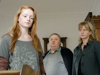 Bloch – Auf Blochs (Dieter Pfaff) Aufforderung hin hat Martina Baumgärtner (Johanna Gastdorf) ihrer Tochter Sonja (Janina Stopper) endlich gesagt, dass sie ein adoptiertes Kind ist. Sonja nimmt die Nachricht erstaunlich ungerührt auf.