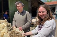 Re: – Ruth Werwai und Marten Wellbrock bauen sich ein Netzwerk aus kleinen Schäfereien auf und retten die Wolle vor dem Müll.
