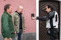 Hubert und Staller – Hubert (Christian Tramitz, l.) und Staller (Helmfried von Lüttichau, r.) befragen Mike Holstner (Martin Laue, M.).
