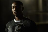 Fantastic 4 – Als Johnny Storm (Michael B. Jordan) erkennt, dass er nach einer Reise durch das Quantum Gate auf den Planeten Zero plötzlich Feuer kontrollieren und sich sogar selber entzünden kann, ahnt er nicht, dass diese Fähigkeit schon bald bei der Rettung der Welt zum Einsatz kommt ...
