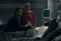 The Handmaid's Tale - Der Report der Magd – Serena Joy (Yvonne Strahovski), Offred (Elisabeth Moss,m.) und Commander Waterford (Joseph Fiennes).