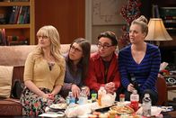 The Big Bang Theory – Zum Unmut von Bernadette (Melissa Rauch, l.), Amy (Mayim Bialik, 2.v.l.), Leonard (Johnny Galecki, 2.v.r.) und Penny (Kaley Cuoco, r.) veranstaltet Raj ein Überraschungs-Krimi-Dinner ...