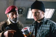 Vertical Limit - In größter Gefahr – Colonel Amir Salim (Roshan Seth, l.) erklärt Peter Garrett (Chris O’Donnell, r.) worauf er beim Umgang mit dem Sprengstoff achten muss.