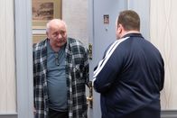 Kevin Can Wait – (v.li.) Burt Young (Marv), Kevin James (Kevin Gable).