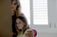 Sacha – Anne Dupraz in ihrer Vergangenheit als Sacha (Vanille Lehmann, li.) und als kleines Mädchen (Juliette Fallet)