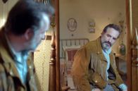 Monsieur Killerstyle – Nachdem Georges (Jean Dujardin) sein altes Leben hinter sich gelassen hat, nimmt er sich eine Auszeit mit seiner neu erworbenen Cowboy-Lederjacke.