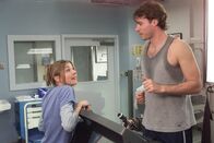 Scrubs - Die Anfänger – Elliott (Sarah Chalke, l.) macht ihrem neuen Patienten Sean (Scott Foley, r.) Avancen, doch dieser ist so sehr mit seinen Neurosen beschäftigt, dass er sie gar nicht bemerkt ...