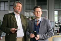 Die Rosenheim-Cops – An der Seite von Kommissar Stadler (Dieter Fischer, l.) soll König (Mark-Alexander Solf, r.) Erfahrungen als Kommissar sammeln.