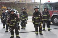 Chicago Fire – Nach dem Einsatz, l-r: Christian Stolte als Mouch, Jesse Spencer als Matthew Casey, Anthony Ferraris als Tony, Alberto Rosende als Blake Gallo, Randy Flagler als Capp, Joe Minoso als Joe Cruz