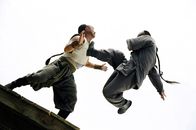 Fearless – Sein Vater, verbietet Huo Yuanjia (Jet Li, l.) in seine Fußstapfen zu treten. Huo setzt sich jedoch entschlossen durch und bringt sich selbst das Kämpfen bei. Nach jahrelangem Training gewinnt er schließlich jeden Kampf. Doch mit dem Ruhm wächst auch sein Hochmut ...