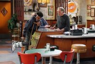 Superior Donuts – Arthur (Judd Hirsch, r.) fühlt sich schlecht, als Franco (Jermaine Fowler, l.) sich bei der Arbeit verletzt und keine Krankenversicherung hat, die die Kosten für einen Arztbesuch decken könnte. Findet er einen Weg, dem jungen Mann zu helfen?