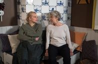 Rote Rosen – Dörte (Edelgard Hansen, r.) findet Bernd zu besitzergreifend und befeuert Sandras (Theresa Hübchen, l.) Zweifel bezüglich Bernds Heiratsantrag.