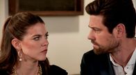 Rote Rosen – Schock für Julius (Jan Stapelfeldt, r.) und Valerie (Maike Johanna Reuter, l.): Bei der Blutspendeaktion wird eine Unstimmigkeit festgestellt. Laut Blutgruppenbestimmung können Julius und Valerie unmöglich Geschwister sein!
