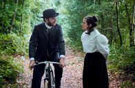Haus Kummerveldt – Dr. Büchner (Wolf Danny Homann, l) und Luise von Kummerveldt (Milena Straube)
