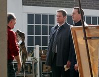 Navy CIS – Ein junger Lieutenant wird im Büro seiner Vorgesetzten erschlagen aufgefunden. McGee (Sean Murray, r.) und Tony (Michael Weatherly, M.) untersuchen den Fall und stellen fest, dass der Mord mit einem Kunstraub zusammenhängt ...
