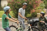 Modern Family – (v.li.) Julie Bowen (Claire Dunphy), Ty Burrell (Phil Dunphy), Nolan Gould (Luke Dunphy).