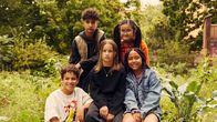 ECHT friends – Châu (Ngoc Nhi Ha Tran, oben rechts), Liv (Marie Wahl, Mitte), Milli (Marie Ngando, unten rechts), Tom (Noah Bailey, unten links) und Pit (Metkan Kalan, oben links) müssen gemeinsam eine Aufgabe erledigen und sich gezwungenermaßen in dieser Schicksalsgemeinschaft arrangieren und miteinander arbeiten.