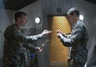 Scorpion – Toby (Eddie Kaye Thomas, l.) und Walter (Elyes Gabel, r.) geraten bei ihrem neusten Fall in einige Schwierigkeiten, denn sollte ihnen hier etwas passieren, wird der Auftraggeber alles daran setzten, um sein Mitwirken zu vertuschen ...