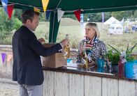 Agatha Raisin – James Lacey (Jamie Glover) unterstützt Agatha Raisin (Ashley Jensen) bei den Vorbereitungen für das Carsely-Fest.