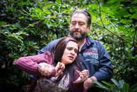 Notruf Hafenkante – Wendloh (Alexander Hörbe) lauert Olivia (Tania Feurich) im Park auf. Er will die Zeugin, die seinen Überfall auf einen alten Herren gesehen hat, aus dem Weg räumen.