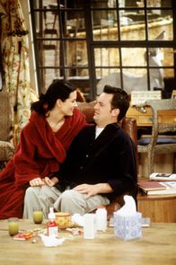 Friends – ITALIA 1 NELLA FOTO: COURTENEY COX (MONICA) E MATTHEW PERRY (CHANDLER)