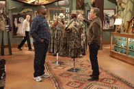 Last Man Standing – Mike (Tim Allen, r.) sind alle Mittel recht, um Chuck (Jonathan Adams, l.) hinters Licht zu führen ...