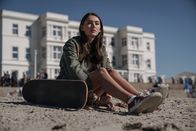 neoriginal: Sløborn – Schülerin Evelin (Emily Kusche) muss erleben, wie ihr bisheriges Leben innerhalb weniger Tage völlig auf den Kopf gestellt wird.