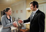 Sturm der Liebe – ARD STURM DER LIEBE FOLGE 1302 Uhr im ERSTEN. Jacob (Andreas Thiele, r.) bringt Sybille (Julia Mitrici, l.) die reparierte Brille.
