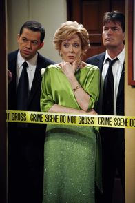 Two and a Half Men – Schock am Hochzeitstag: Evelyn (Holland Taylor, M.) und ihre Söhne Charlie (Charlie Sheen, r.) und Alan (Jon Cryer, l.) ...