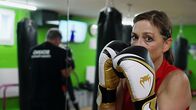 Puls – Puls Demenz in jungen Jahren – Der Kampf gegen das Vergessen Demenzpatientin Susanne beim Boxtraining Copyright: SRF