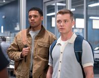 The Rookie – Nachdem die Rookies Miles Penn (Deric Augustine, l.) und Seth Ridley (Patrick Keleher, r.) die Festnahme eines Einbrechers selbst in die Hand genommen haben, droht ihnen nun Ärger.