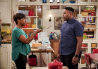 The Neighborhood – Tina Butler (Tichina Arnold, l.); Marty Butler (Marcel Spears, r.)