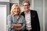 Kroymann – „In Deutschland ist es eigentlich überhaupt kein Problem, wenn Sie homosexuell sind. Es darf halt nur keiner wissen,“ sagt der Chef der Agentur für Allibi-Eheleute (Toni Schumacher, rechts) in "Kroymann", Folge 13 (links Maren Kroymann).