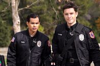 9-1-1: Lone Star – L-R: Mateo Chavez (Julian Works) und T.K. Strand (Ronen Rubinstein)