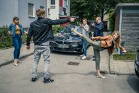 SOKO München – Resi Schwaiger (Mersiha Husagic, r.), Dominik Morgenstern (Joscha Kiefer, M.) und Arthur Bauer (Gerd Silberbauer, 2.v.r.) verhaften Chris Seifert (Karl Schaper, 2.v.l.) im Beisein von Mascha Seifert (Irina Kurbanova, l.).