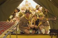 Moonrise Kingdom – Moonrise Kingdom Ein Pfadfinder ist verschwunden: Edward Norton (kniend mit Hut) als Pfadiführer Ward