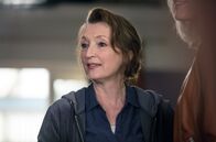 Mum – Cathy (Lesley Manville, li.) würde gerne das Wohnzimmer mit Michael allein ausräumen.