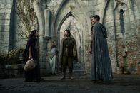 Der Herr der Ringe: Die Ringe der Macht – Isildur (Maxim Baldry, M.) fühlt sich zu Estrid (Nia Towle, l.) hingezogen, aber Arondir (Ismael Cruz Córdova, r.) begegnet ihr mit Misstrauen.