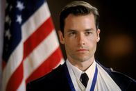 L.A. Confidential – Detective Lieutenant Ed Exley (Guy Pearce) wird für seinen Einsatz mit einer Medaille ausgezeichnet.