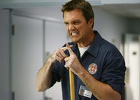 Scrubs - Die Anfänger – Ist von Dr. Maddox noch nicht angetan: der Hausmeister (Neil Flynn) ...