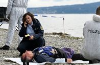WaPo Bodensee – Julia Demmler (Wendy Güntensperger, 2.v.l.) informiert Nele vom Tatort über Alinas Leichenfund (mit Komparsen).