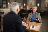 Rote Rosen – ARD ROTE ROSEN, Folge 196110 Uhr im Ersten. Sebastian (Klaus Zmorek, r.) vertraut Thomas (Gerry Hungbauer, l.) seinen Verdacht an, dass Maurice das Vorstellungsgespräch in Texas eingefädelt hat, um ihn für immer aus der Nähe von Jana zu verbannen.