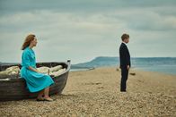 Am Strand – Florence Ponting (Saoirse Ronan, l.); Edward Mayhew (Billy Howle, r.)
