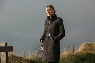 Back to Life – Gedenken zum Todestag: Mandy (Christine Bottomley) am Unglücksort.