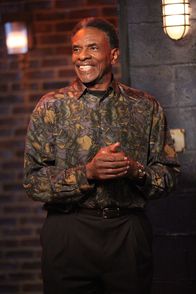 Community – Elroy (Keith David) freundet sich langsam mit der Gruppe an. Außer mit Jeff. Der versucht sich bei Elroy beliebt zu machen, sucht sich aber das absolut falsche Geschenk dafür aus ...