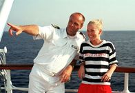 Unter weißen Segeln – Kapitän Klaus Berger (Peter Kremer) und seine Tochter Stefanie (Frauke Schönhals), die als Praktikantin an Bord der Royal Clipper arbeitet.